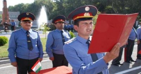 В Таджикистане сотрудникам органов внутренних дел запретят носить ювелирные изделия, наносить татуировки и брать на работу родственников