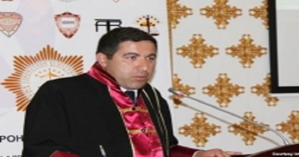 Часть духовенства и преподавателей ВУЗов обвинили Бузургмехра Ёрова