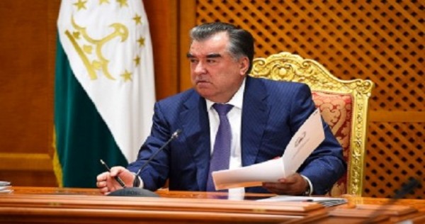 Президент Таджикистана заявил, что предатели нации используют СМИ для подрыва основ конституционного строя