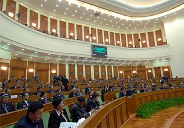 В парламенте оказались свободными одно депутатскре кресло и одно сенаторское