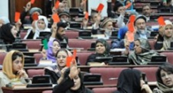 На территории афганского парламента проходят столкновения между полицией и боевиками