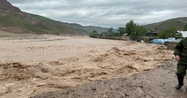 В ряде районов Таджикистана сошли сели, есть жертвы