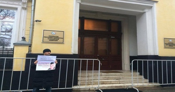 Решение суда по делу Шухрата Кудратова: В Москве таджикский активист вышел на пикет в знак протеста