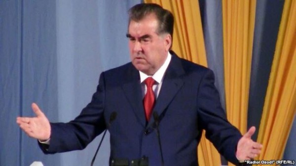 Президент Таджикистана поздравил граждан с Днем национального флага