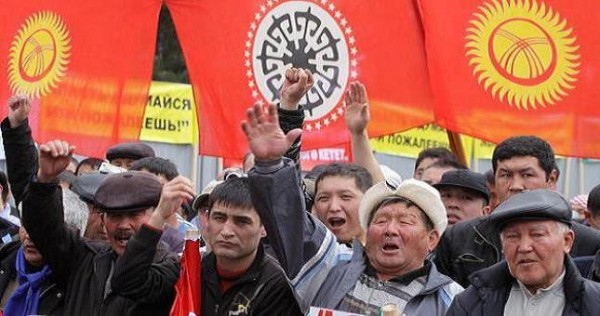 У посольства США в Кыргызстане прошел митинг против войны в Украине