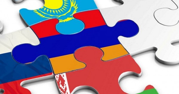 Политологи призывают Путина не расширять ЕАЭС за счет таких стран, как Таджикистан, Кыргызстан, Армения