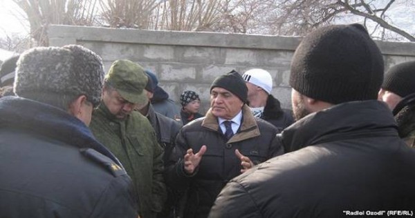 Дж.Сангинов: "Проблема строительства дороги в Исфаре не обсуждается "