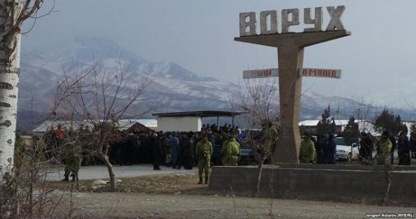 Жители Аксая продолжают блокировать участок дороги Баткен-Исфара