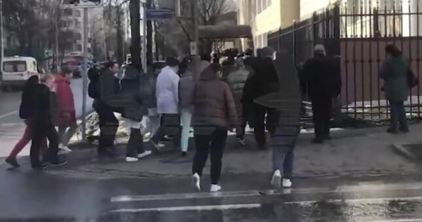 В Москве из медицинского центра эвакуировали 900 человек после сообщения о бомбе
