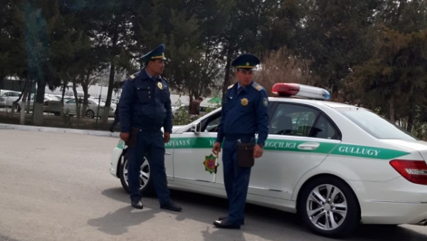 В Туркменистане снова останавливают темные автомобили и женщин-водителей