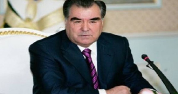 Э. Рахмон провел телефонную беседу с главами ряда районов