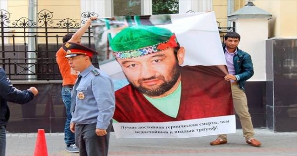 У посольства Таджикистана в РФ прошел пикет в честь годовщины спецоперации в Хороге.