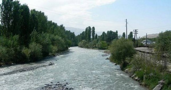 Таджикистан поставляет в Узбекистан воду из Кайракумского водохранилища