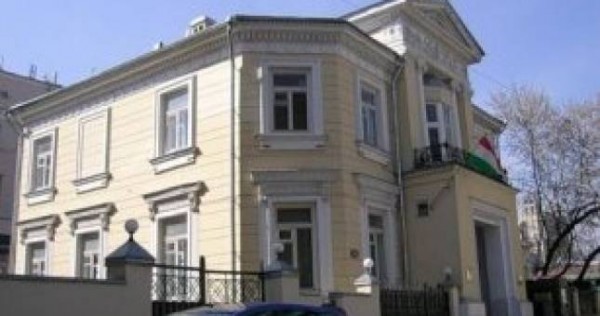 Посольство Таджикистана выясняет обстоятельства смерти гражданина РТ на борту самолета