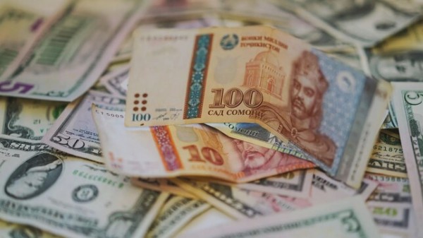 В Таджикистане обрушились курсы валют