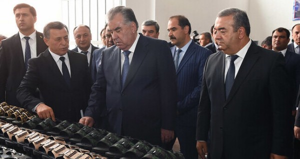 В Дангаре начали производить кожанную обувь