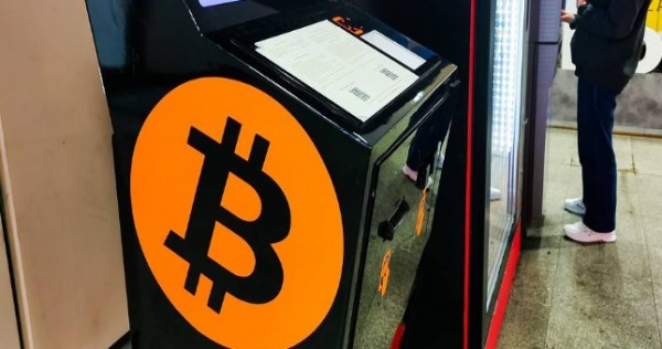 Биткойн снижается более чем на 10%