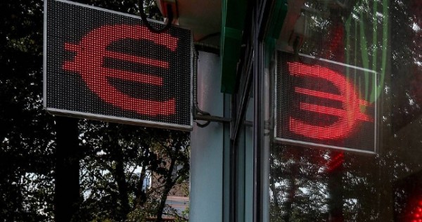 Курс евро на Мосбирже опустился ниже 65 рублей впервые с июня 2017 года