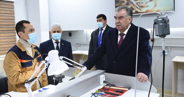 Эмомали Рахмон в Бустоне сдал в эксплуатацию ювелирное предприятие «Зари Сугд»