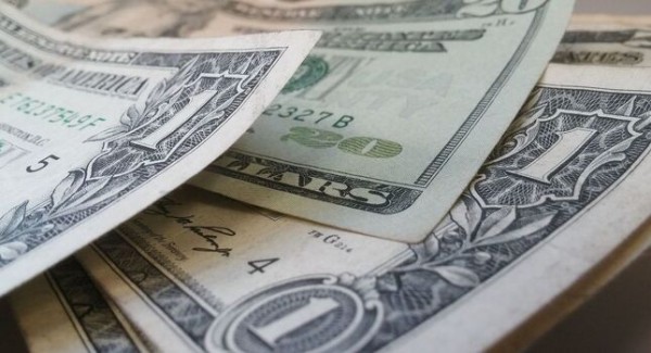 В Таджикистане снова начал расти курс доллара
