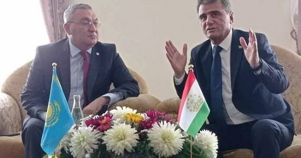 Посол Казахстана в Таджикистане посетил Национальную бибилиотеку и подарил книги