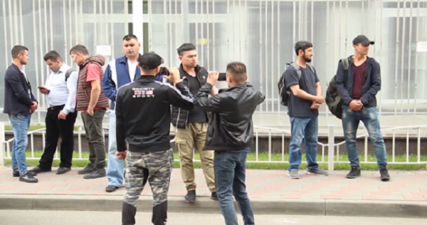 АБР: Власти Таджикистана должны обеспечить безопасность и защиту прав таджикских мигрантов в России