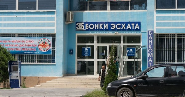Райффайзенбанк и ВТБ разорвали отношения с "Эсхата"