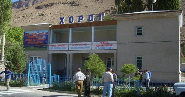 В районе хорогского аэропорта строится новая спортплощадка