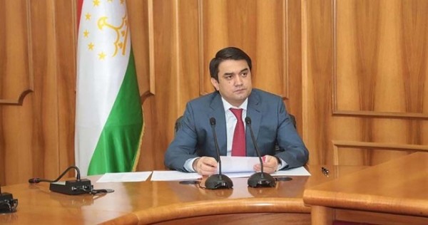 Рустам Эмомали подписал указ о пособиях для бедных семей
