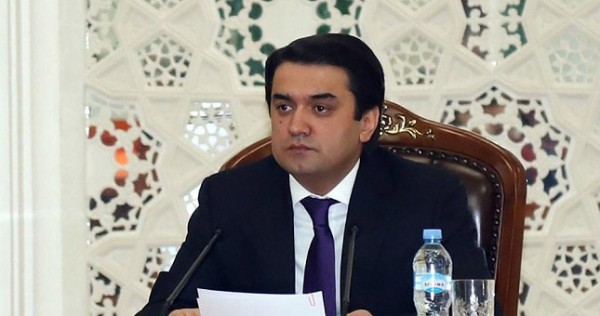 Рустами Эмомали передал больницам Душанбе новое оборудование