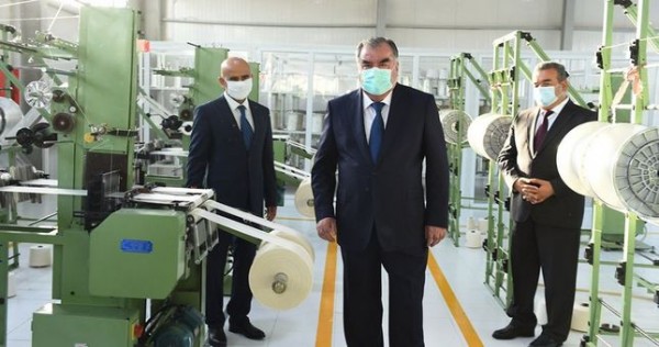 Президент Таджикистана запустил в Дангаре вторую очередь предприятия «Фарм Текс»