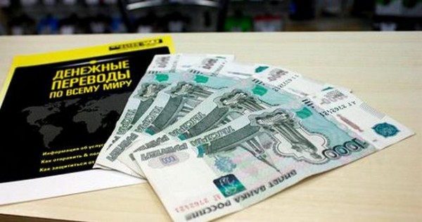 Объем денежных переводов из России упал на треть из-за коронавируса
