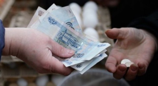 Падение рубля бьет по бюджету семей трудовых мигрантов, – эксперт
