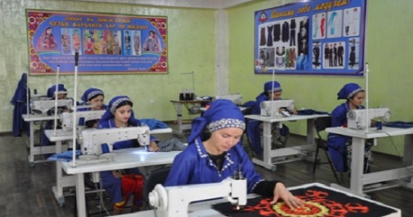 В Хатлонской области после обращения местной предпринимательницы к Президенту Таджикистана построили швейно-адрасный цех «Сомон»