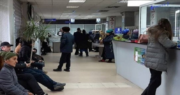 Банкам в Таджикистане продлили рабочий день из-за ажиотажа вокруг денежных переводов