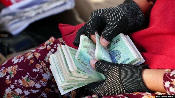 Мирзияев разрешил узбекистанцам вывозить из страны $10 тысяч и открывать счета за границей