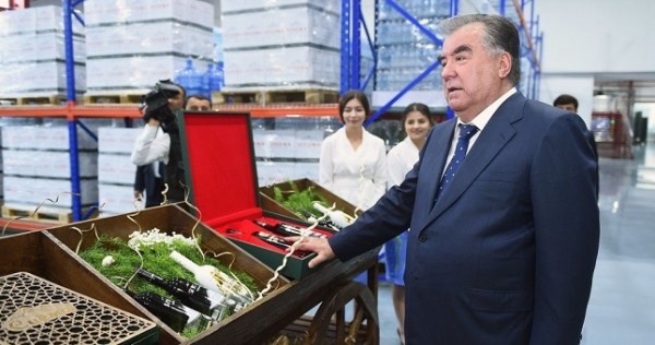 Рахмон открыл завод по производству напитков "Сиема"
