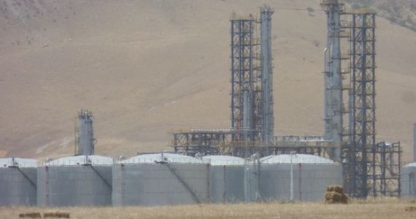 Кто владеет нефтеперерабатывающим заводом в Дангаре?
