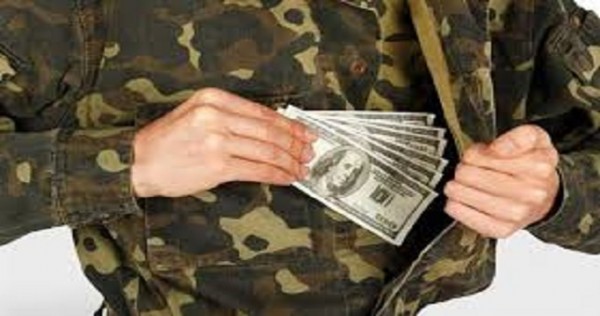В Согде по подозрению в мошенничестве задержаны сотрудник военкомата и врач
