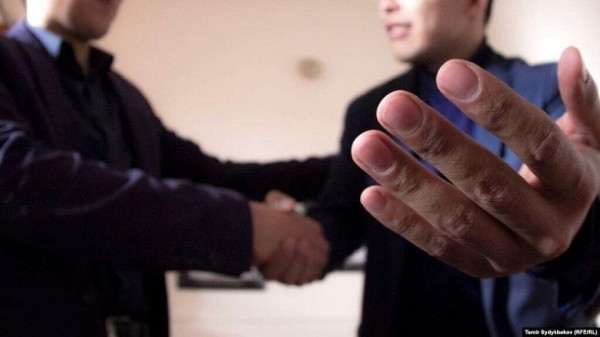 В Таджикистане установят ценовой лимит на "зарубежные" подарки чиновникам