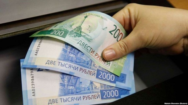 Родные мигрантов: "Выдавайте нам переводы в рублях!"