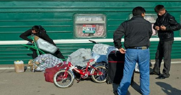 Число таджикских трудовых мигрантов в России достигло докризисного уровня