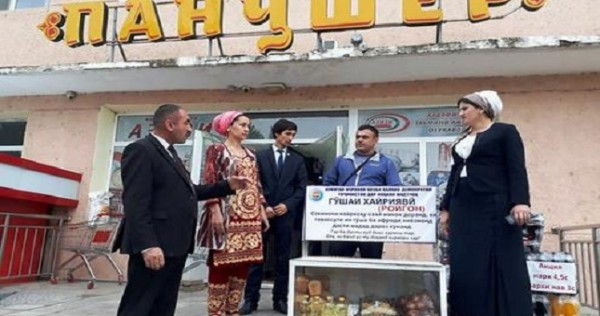 В Таджикистане появились ящики с бесплатными продуктами для малоимущих