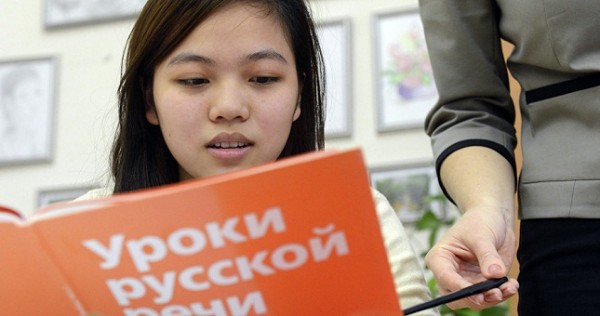 Стало известно сколько получают российские учителя в Таджикистане