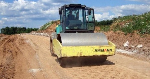 В районном центре Ванджа ремонтируется дорога