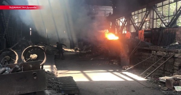 Таджикистан закрывает кустарные заводы по переплавке металлолома