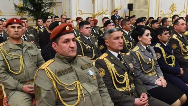 Эмомали Рахмон вручил награды военнослужащим