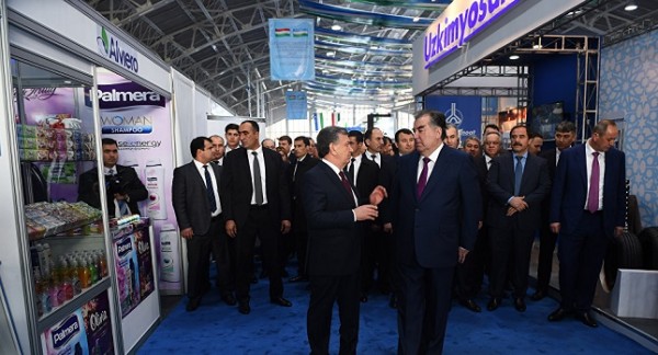 Рахмон и Мирзиёев открыли в Душанбе выставку узбекских товаров