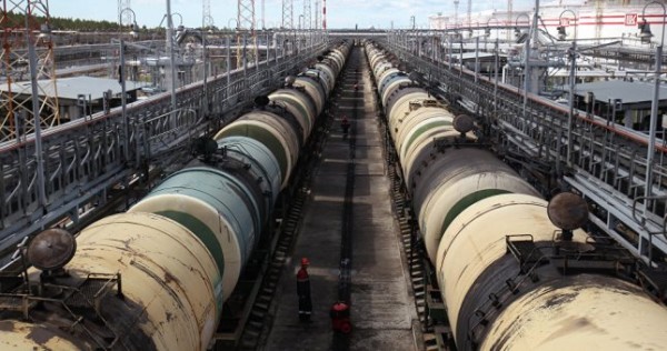 Таджикистан принял в дар от Казахстана 10 тысяч тонн мазута