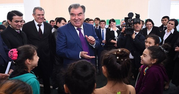 Президент открыл новый детский садик и дополнительные объекты школы в Душанбе